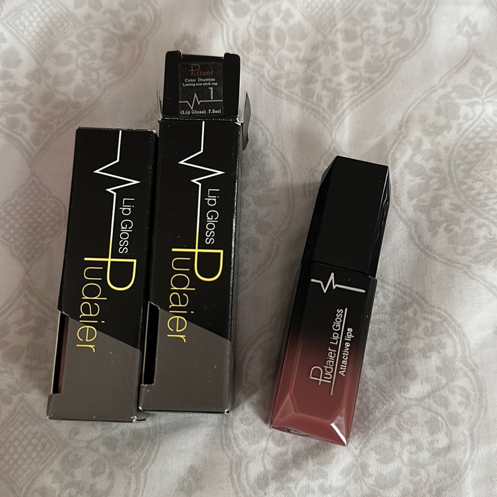 Nude/pink glossy lipstick